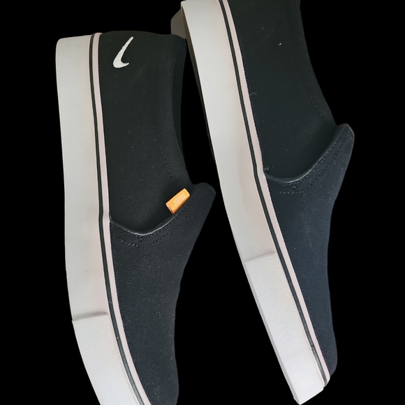 Nike size 9.5 - Picture 10 of 14